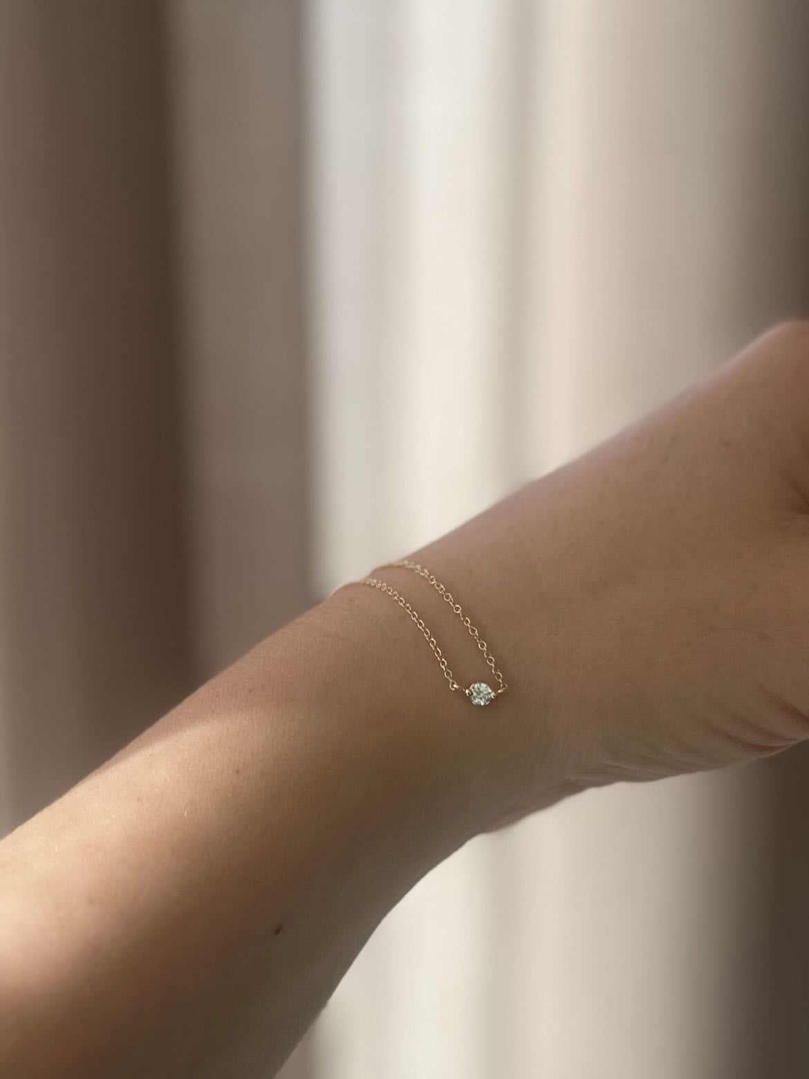 Halskæde i 14k guld med centreret diamant