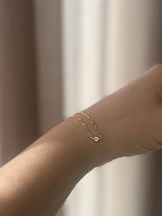 Halskæde i 14k guld med centreret diamant