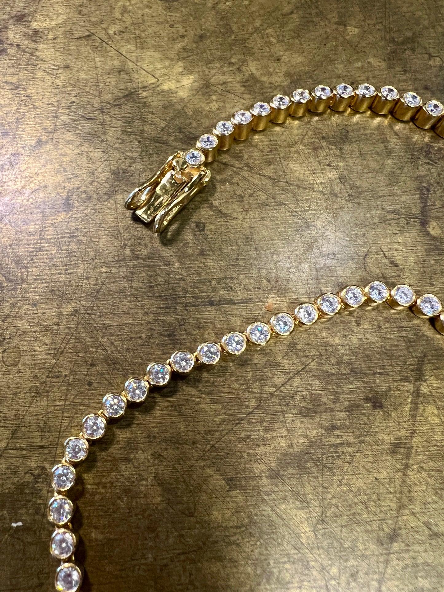 Tennisarmbånd Bezel - eksklusivt design med Moissanite ædelsten