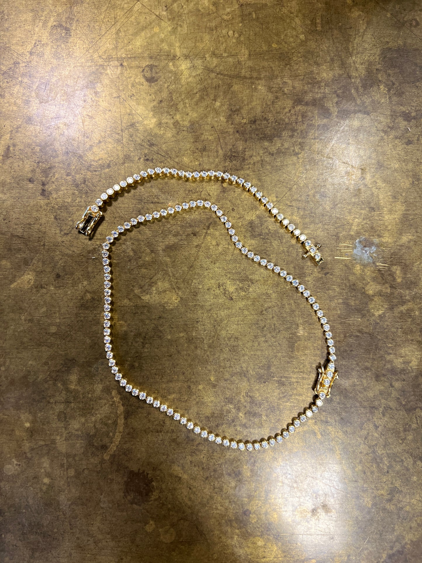 Tennisarmbånd Bezel - eksklusivt design med Moissanite ædelsten