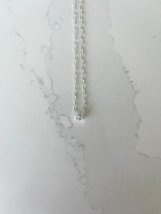 Solitaire sterling sølv halskæde med naturlig hvid safir