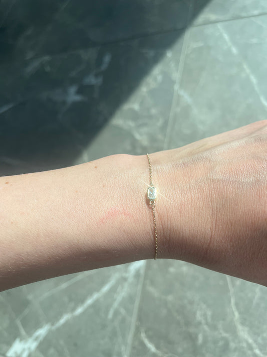 14k guld petit armbånd med hvid safir