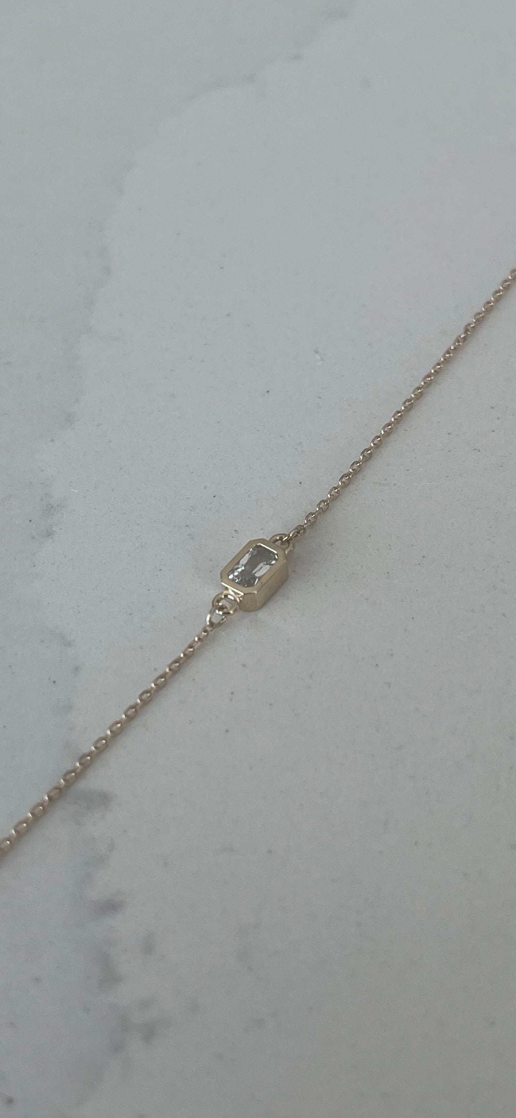 14k guld petit armbånd med hvid safir